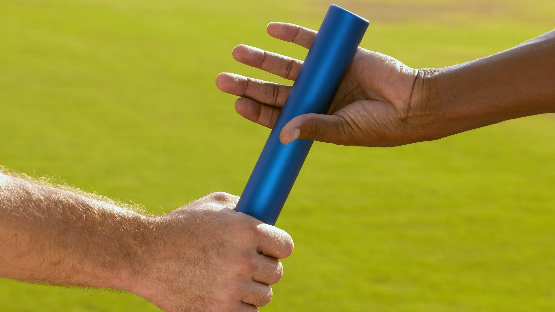 开云官网首页-_城市天际线越野：穿越建筑群的极速挑战_，城市天际线穿过铁路